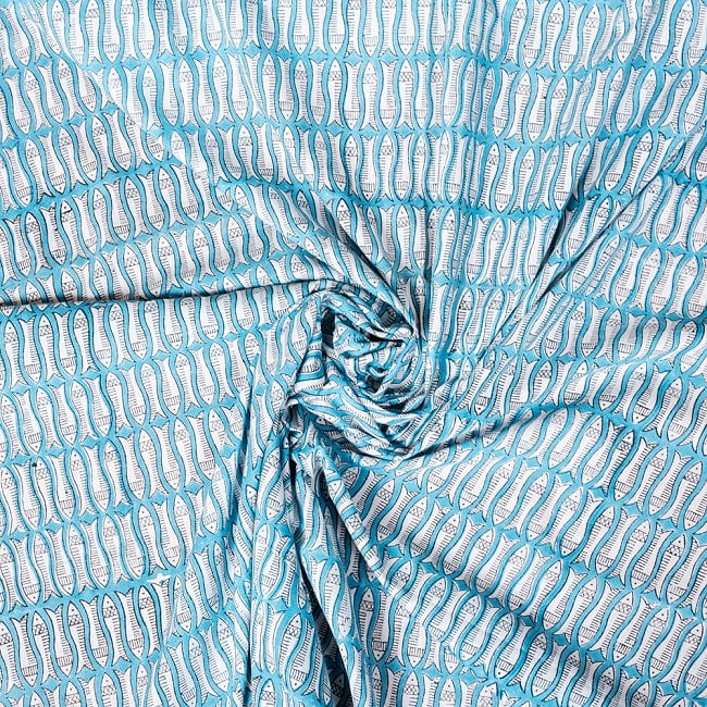 〔1m単位切り売り〕ジャイプル　職人手作り木版染め　色彩美しいボタニカルデザイン　おしゃれ　生地　花柄　テーブルクロス　刺繍素材などへ　お魚　フィッシュ柄　魚群〔幅約109cm〕 - ブルー系の写真切り売り生地,テーブルクロス,マルチクロス,ボタニカル,プロヴァンス,更紗,量り売り布,アジア布 量り売り,手芸,裁縫,アジアン,ファブリック