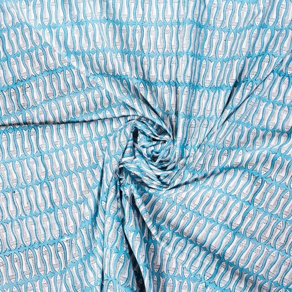〔1m単位切り売り〕ジャイプル　職人手作り木版染め　色彩美しいボタニカルデザイン　おしゃれ　生地　花柄　テーブルクロス　刺繍素材などへ　お魚　フィッシュ柄　魚群〔幅約109cm〕 - ブルー系1枚目の説明写真です