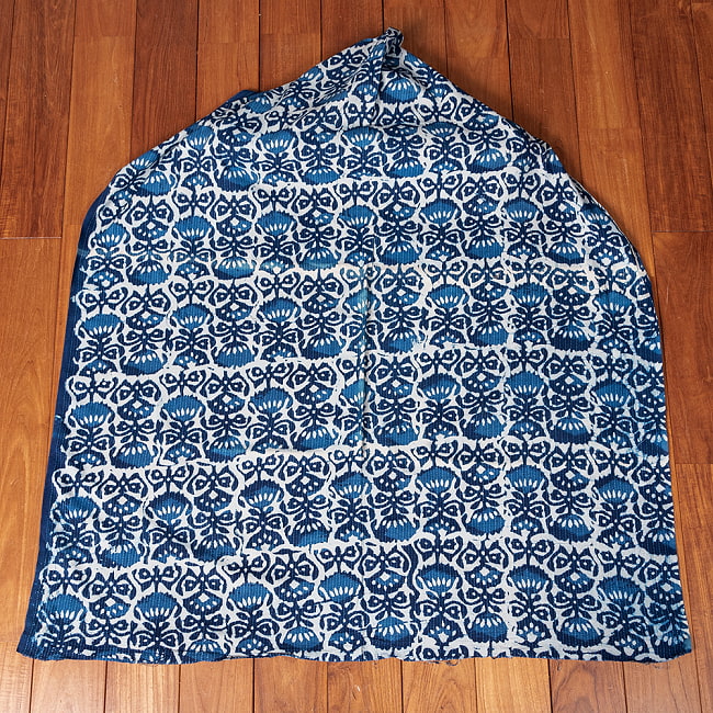 〔1m単位切り売り〕インドの伝統の泥染め(ダブプリント) 藍染め カンタ刺繍布の組み合わせ おしゃれ 生地 テーブルクロス 刺繍素材などへ〔幅約108cm〕 - ネイビー系 2 - 生地を広げてみたところです。横幅もしっかりあります。注文個数に応じた長さにカットしてお送りいたします。