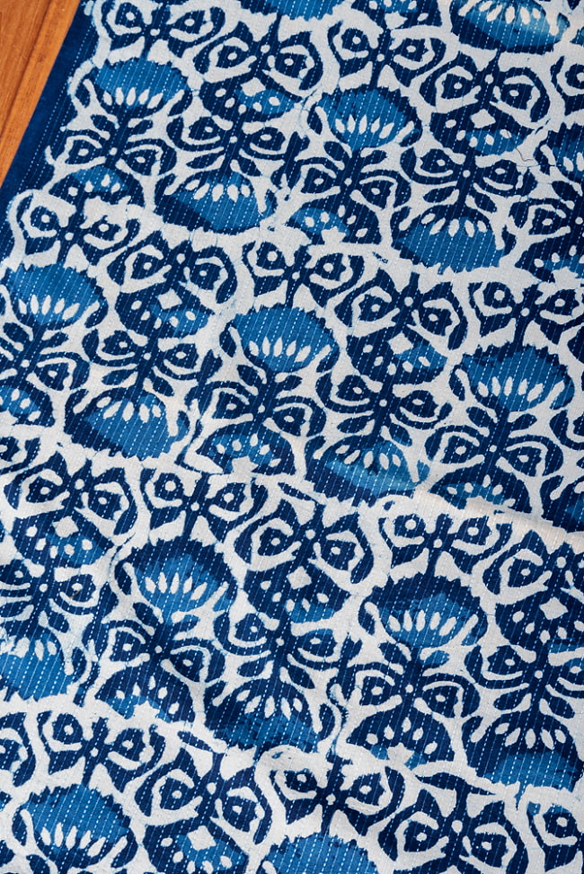 〔1m切り売り〕インドの伝統の泥染め(ダブプリント)　藍染め　カンタ刺繍布の組み合わせ　おしゃれ　生地　テーブルクロス　刺繍素材などへ〔幅約108cm〕 - ネイビー系 3 - 1mの長さごとにご購入いただけます。