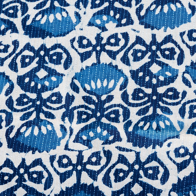 〔1m切り売り〕インドの伝統の泥染め(ダブプリント)　藍染め　カンタ刺繍布の組み合わせ　おしゃれ　生地　テーブルクロス　刺繍素材などへ〔幅約108cm〕 - ネイビー系 4 - インドならではの布ですね。