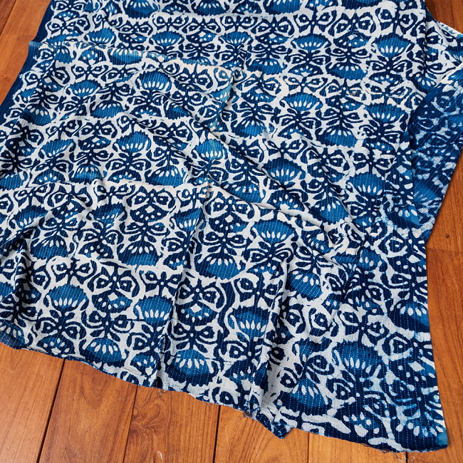 〔1m切り売り〕インドの伝統の泥染め(ダブプリント)　藍染め　カンタ刺繍布の組み合わせ　おしゃれ　生地　テーブルクロス　刺繍素材などへ〔幅約108cm〕 - ネイビー系 5 - 生地の拡大写真です