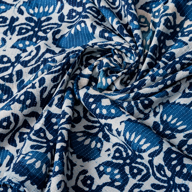 〔1m切り売り〕インドの伝統の泥染め(ダブプリント)　藍染め　カンタ刺繍布の組み合わせ　おしゃれ　生地　テーブルクロス　刺繍素材などへ〔幅約108cm〕 - ネイビー系 6 - とても良い風合いです