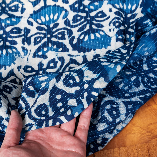 〔1m切り売り〕インドの伝統の泥染め(ダブプリント)　藍染め　カンタ刺繍布の組み合わせ　おしゃれ　生地　テーブルクロス　刺繍素材などへ〔幅約108cm〕 - ネイビー系 7 - このような生地感になります。ウッドブロックにしか出せない風合いです。