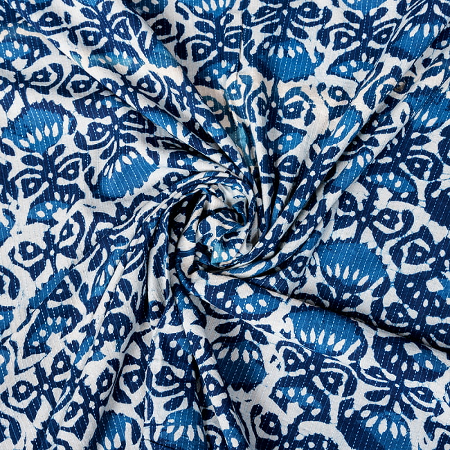 〔1m切り売り〕インドの伝統の泥染め(ダブプリント)　藍染め　カンタ刺繍布の組み合わせ　おしゃれ　生地　テーブルクロス　刺繍素材などへ〔幅約108cm〕 - ネイビー系の写真1枚目です。デザインはもちろん、色彩に定評のあるとても美しい生地です。切り売り生地,テーブルクロス,マルチクロス,ボタニカル,プロヴァンス,更紗,量り売り布,アジア布 量り売り,手芸,裁縫,アジアン,ファブリック