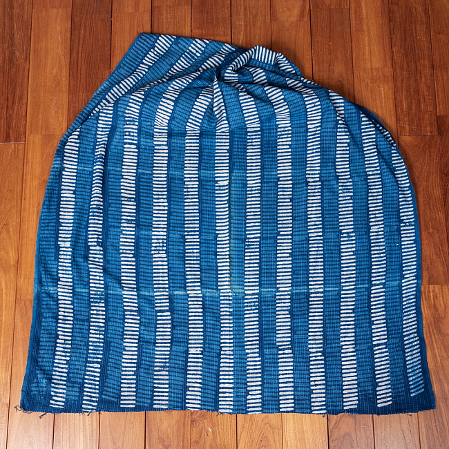 〔1m単位切り売り〕インドの伝統の泥染め(ダブプリント) 藍染め カンタ刺繍布の組み合わせ おしゃれ 生地 テーブルクロス 刺繍素材などへ〔幅約109cm〕 - ネイビー系 2 - 生地を広げてみたところです。横幅もしっかりあります。注文個数に応じた長さにカットしてお送りいたします。