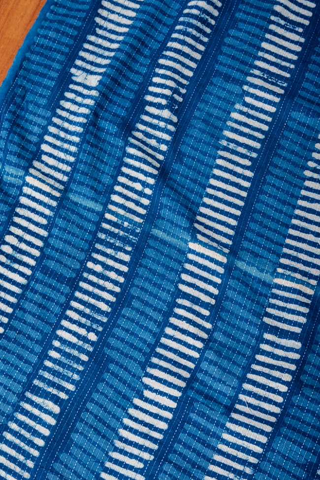 〔1m単位切り売り〕インドの伝統の泥染め(ダブプリント) 藍染め カンタ刺繍布の組み合わせ おしゃれ 生地 テーブルクロス 刺繍素材などへ〔幅約109cm〕 - ネイビー系 3 - 1mの長さごとにご購入いただけます。