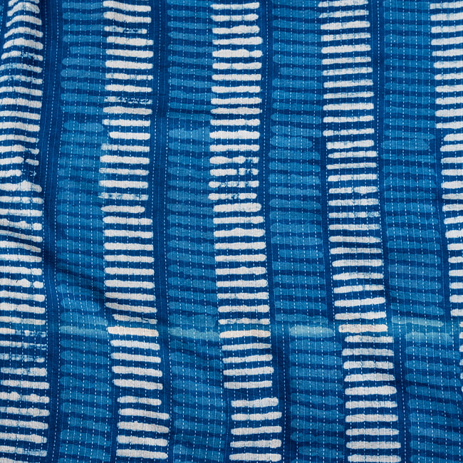 〔1m単位切り売り〕インドの伝統の泥染め(ダブプリント) 藍染め カンタ刺繍布の組み合わせ おしゃれ 生地 テーブルクロス 刺繍素材などへ〔幅約109cm〕 - ネイビー系 4 - インドならではの布ですね。