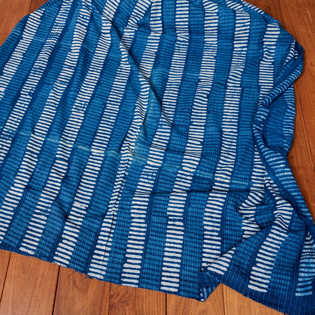 〔1m単位切り売り〕インドの伝統の泥染め(ダブプリント) 藍染め カンタ刺繍布の組み合わせ おしゃれ 生地 テーブルクロス 刺繍素材などへ〔幅約109cm〕 - ネイビー系 5 - 生地の拡大写真です