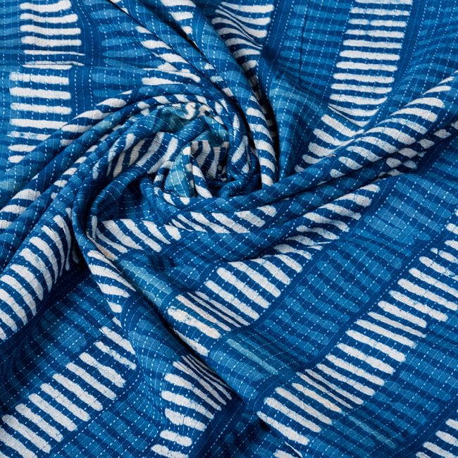 〔1m単位切り売り〕インドの伝統の泥染め(ダブプリント) 藍染め カンタ刺繍布の組み合わせ おしゃれ 生地 テーブルクロス 刺繍素材などへ〔幅約109cm〕 - ネイビー系 6 - とても良い風合いです