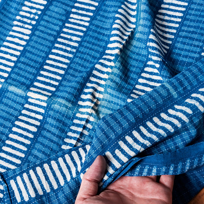 〔1m単位切り売り〕インドの伝統の泥染め(ダブプリント) 藍染め カンタ刺繍布の組み合わせ おしゃれ 生地 テーブルクロス 刺繍素材などへ〔幅約109cm〕 - ネイビー系 7 - このような生地感になります。ウッドブロックにしか出せない風合いです。