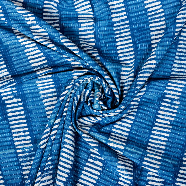〔1m単位切り売り〕インドの伝統の泥染め(ダブプリント) 藍染め カンタ刺繍布の組み合わせ おしゃれ 生地 テーブルクロス 刺繍素材などへ〔幅約109cm〕 - ネイビー系の写真