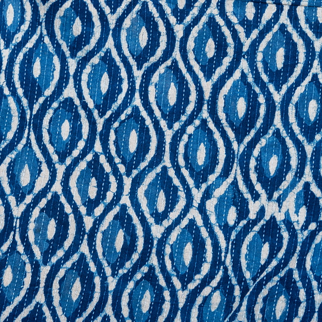 〔1m切り売り〕インドの伝統の泥染め(ダブプリント)　藍染め　カンタ刺繍布の組み合わせ　おしゃれ　生地　テーブルクロス　刺繍素材などへ〔幅約110cm〕 - ネイビー系 4 - インドならではの布ですね。