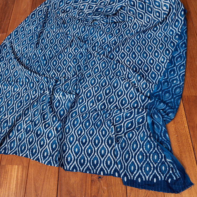 〔1m切り売り〕インドの伝統の泥染め(ダブプリント)　藍染め　カンタ刺繍布の組み合わせ　おしゃれ　生地　テーブルクロス　刺繍素材などへ〔幅約110cm〕 - ネイビー系 5 - 生地の拡大写真です