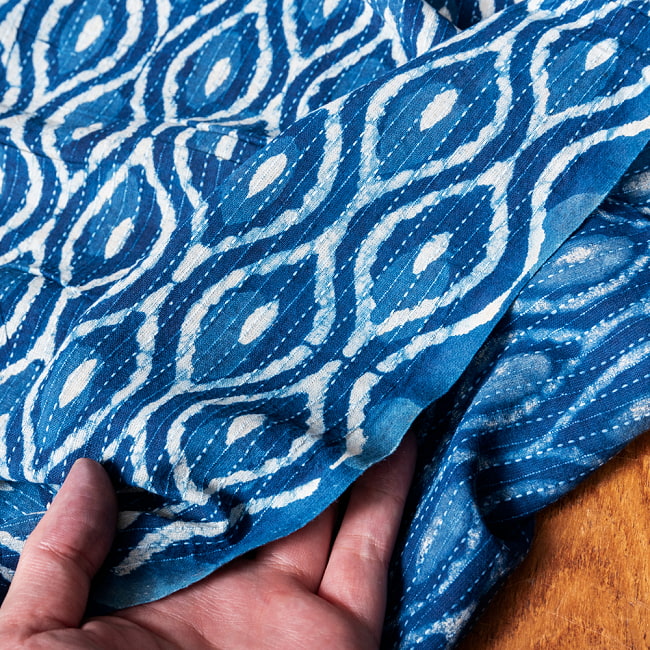 〔1m切り売り〕インドの伝統の泥染め(ダブプリント)　藍染め　カンタ刺繍布の組み合わせ　おしゃれ　生地　テーブルクロス　刺繍素材などへ〔幅約110cm〕 - ネイビー系 7 - このような生地感になります。ウッドブロックにしか出せない風合いです。