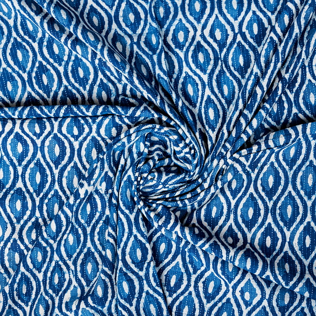 〔1m切り売り〕インドの伝統の泥染め(ダブプリント)　藍染め　カンタ刺繍布の組み合わせ　おしゃれ　生地　テーブルクロス　刺繍素材などへ〔幅約110cm〕 - ネイビー系の写真1枚目です。デザインはもちろん、色彩に定評のあるとても美しい生地です。切り売り生地,テーブルクロス,マルチクロス,ボタニカル,プロヴァンス,更紗,量り売り布,アジア布 量り売り,手芸,裁縫,アジアン,ファブリック