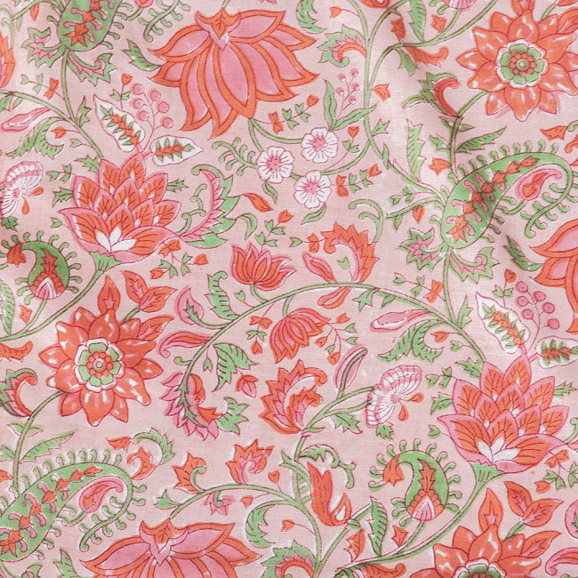 〔1m切り売り〕ジャイプル　職人手作り　色彩豊かなボタニカルデザイン　おしゃれ　生地　花柄　テーブルクロス　刺繍素材などへ〔幅約111cm〕 - ピンク系 4 - インドならではの布ですね。