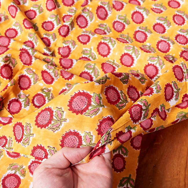 〔1m切り売り〕ジャイプル　職人手作り　色彩豊かなボタニカルデザイン　おしゃれ　生地　花柄　テーブルクロス　刺繍素材などへ〔幅約108cm〕 - オレンジ系 7 - このような生地感になります。ウッドブロックにしか出せない風合いです。