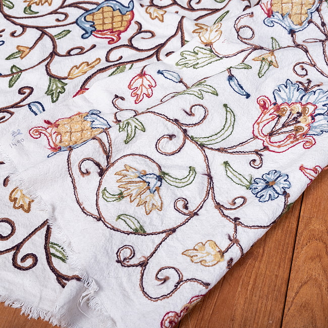 〔1m切り売り〕カシミールの職人手作り　アーリ刺繍生地　ウール刺繍糸による贅沢な刺繍〔約127cm〕 7 - 裏面はこの様になっています