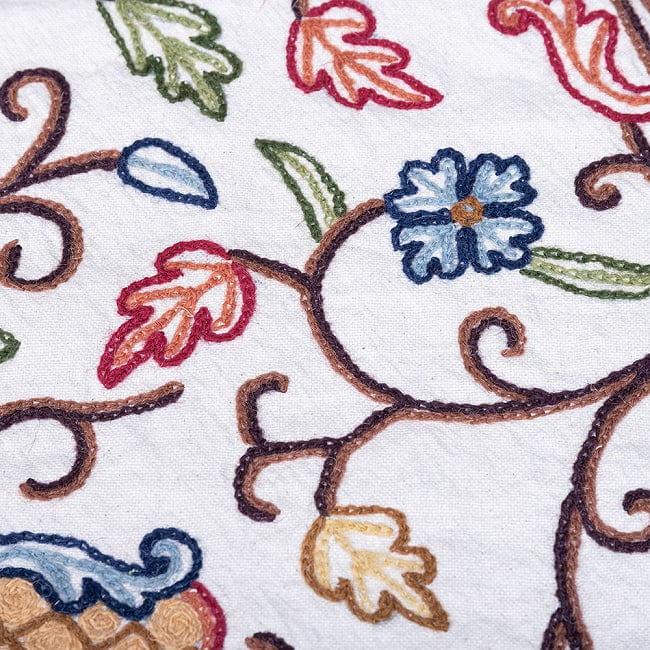 〔1m切り売り〕カシミールの職人手作り　アーリ刺繍生地　ウール刺繍糸による贅沢な刺繍〔約127cm〕 9 - 拡大写真です