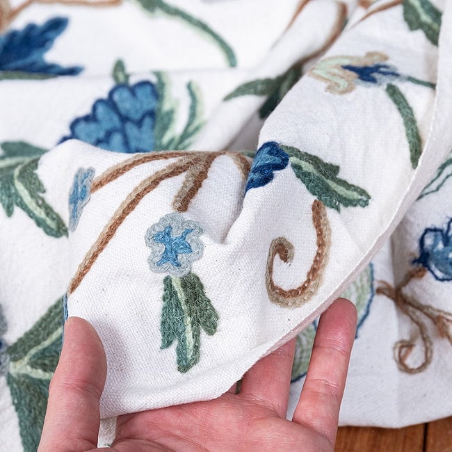 〔1m切り売り〕カシミールの職人手作り　アーリ刺繍生地　ウール刺繍糸による贅沢な刺繍〔約132cm〕 10 - 拡大写真です