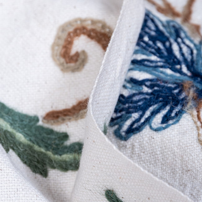 〔1m切り売り〕カシミールの職人手作り　アーリ刺繍生地　ウール刺繍糸による贅沢な刺繍〔約132cm〕 11 - ベースにはしっかりとしたキャンバス生地が用いられています