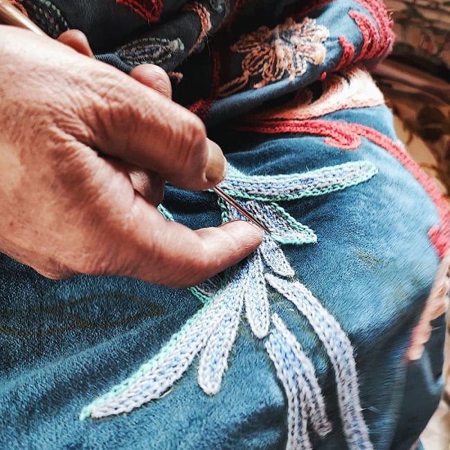 〔1m切り売り〕カシミールの職人手作り　アーリ刺繍生地　ウール刺繍糸による贅沢な刺繍〔約132cm〕 13 - ひと縫いずつ丁寧に作っています