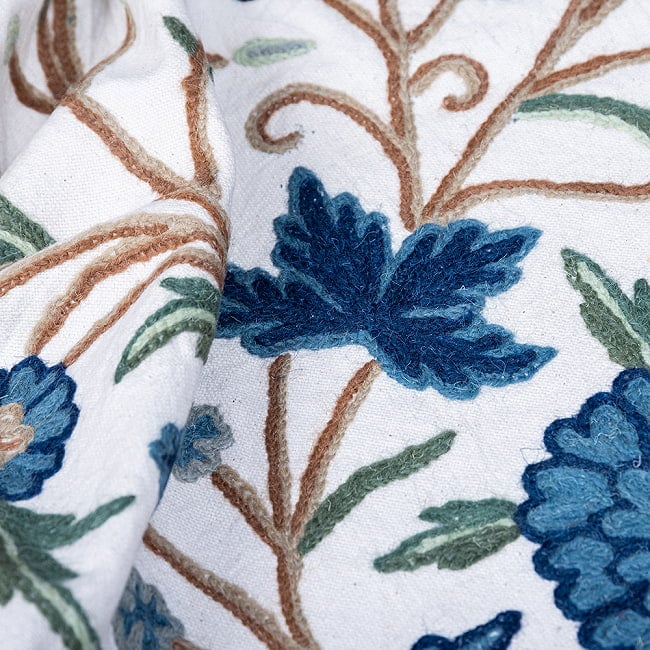 〔1m切り売り〕カシミールの職人手作り　アーリ刺繍生地　ウール刺繍糸による贅沢な刺繍〔約132cm〕 8 - 拡大写真です