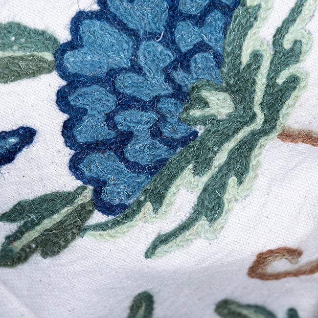 〔1m切り売り〕カシミールの職人手作り　アーリ刺繍生地　ウール刺繍糸による贅沢な刺繍〔約132cm〕 9 - 拡大写真です