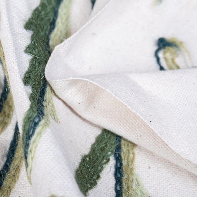 〔1m切り売り〕カシミールの職人手作り　アーリ刺繍生地　ウール刺繍糸による贅沢な刺繍〔約127cm〕 11 - ベースにはしっかりとしたキャンバス生地が用いられています