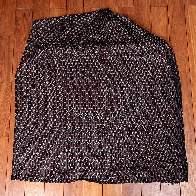 〔1m単位切り売り〕カンタ刺繍がかわいい ボタニカルデザインの布 ブラック系〔幅約110cm〕 2 - 1m単位で、ご注文個数に応じた長さでお送りいたします。横幅100cm以上ある大きな布なので、たっぷり使えます。