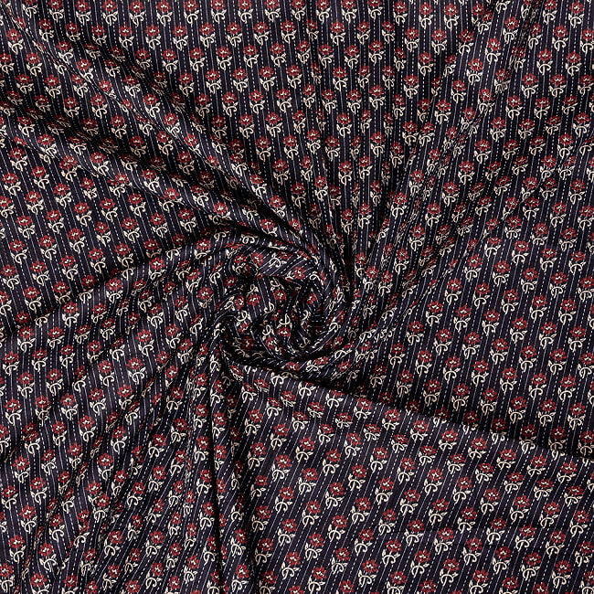 〔1m単位切り売り〕カンタ刺繍がかわいい ボタニカルデザインの布 ブラック系〔幅約110cm〕 4 - 拡大写真です