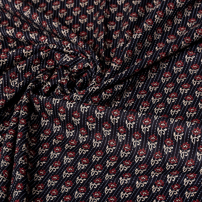 〔1m単位切り売り〕カンタ刺繍がかわいい ボタニカルデザインの布 ブラック系〔幅約110cm〕 5 - インドならではの風合い