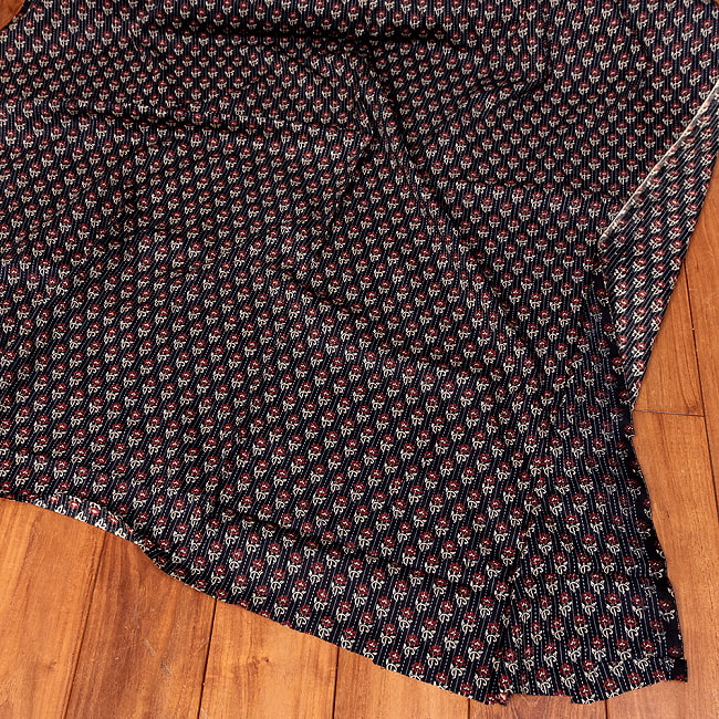 〔1m単位切り売り〕カンタ刺繍がかわいい ボタニカルデザインの布 ブラック系〔幅約110cm〕 6 - 全体写真です