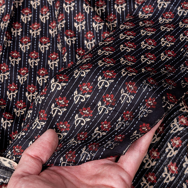 〔1m単位切り売り〕カンタ刺繍がかわいい ボタニカルデザインの布 ブラック系〔幅約110cm〕 7 - 生地の拡大写真です