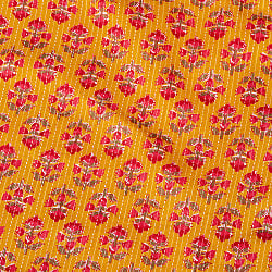 〔1m単位切り売り〕カンタ刺繍がかわいい　ボタニカルデザインの布　マスタード系〔幅約110cm〕の商品写真