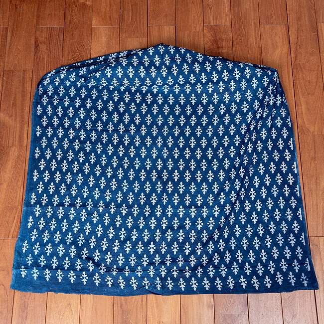 〔1m単位切り売り〕インドの伝統息づく 昔ながらの木版インディゴ藍染布 植物柄 ネイビー系〔幅約109cm〕 2 - 1m単位で、ご注文個数に応じた長さでお送りいたします。横幅100cm以上ある大きな布なので、たっぷり使えます。