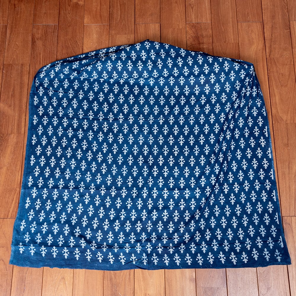 【5個セット】〔1m単位切り売り〕インドの伝統息づく　昔ながらの木版インディゴ藍染布　植物柄　ネイビー系〔幅約109cm〕5枚目の説明写真です
