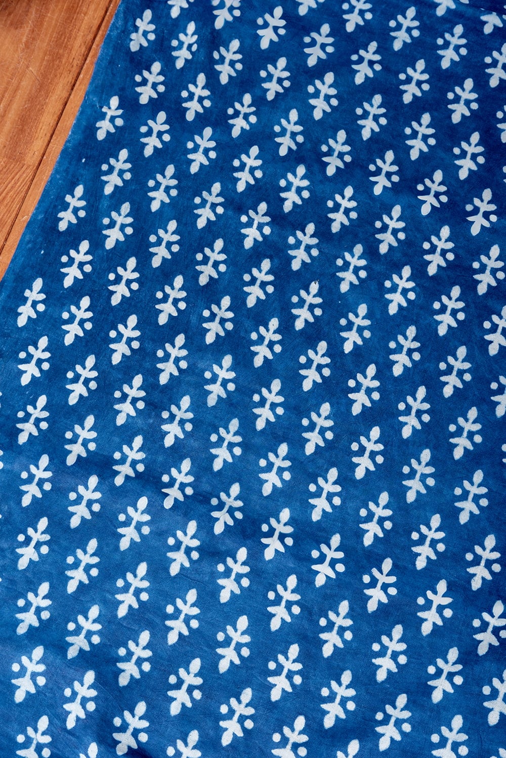 【5個セット】〔1m単位切り売り〕インドの伝統息づく　昔ながらの木版インディゴ藍染布　植物柄　ネイビー系〔幅約109cm〕6枚目の説明写真です