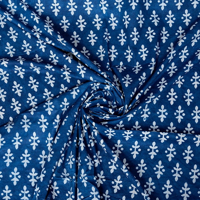 〔1m単位切り売り〕インドの伝統息づく 昔ながらの木版インディゴ藍染布 植物柄 ネイビー系〔幅約109cm〕 4 - 拡大写真です