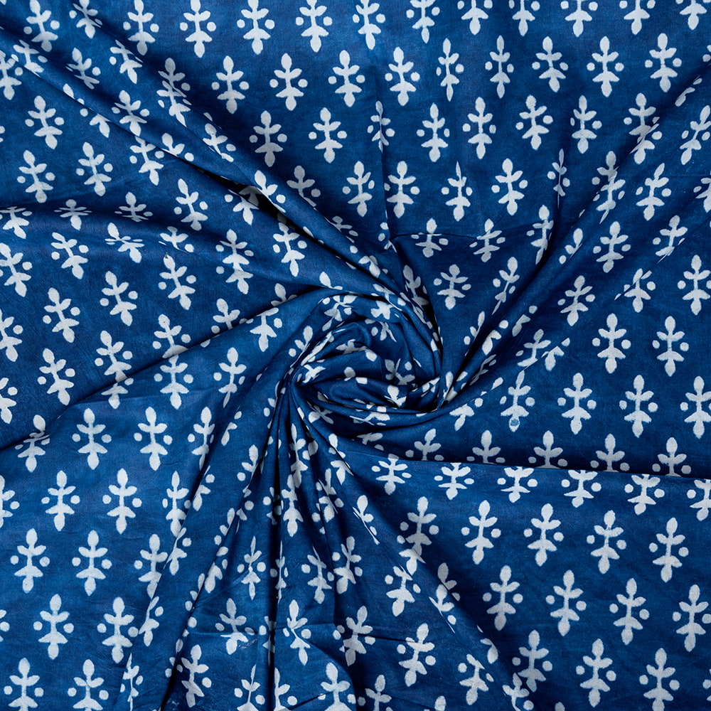 【5個セット】〔1m単位切り売り〕インドの伝統息づく　昔ながらの木版インディゴ藍染布　植物柄　ネイビー系〔幅約109cm〕3枚目の説明写真です