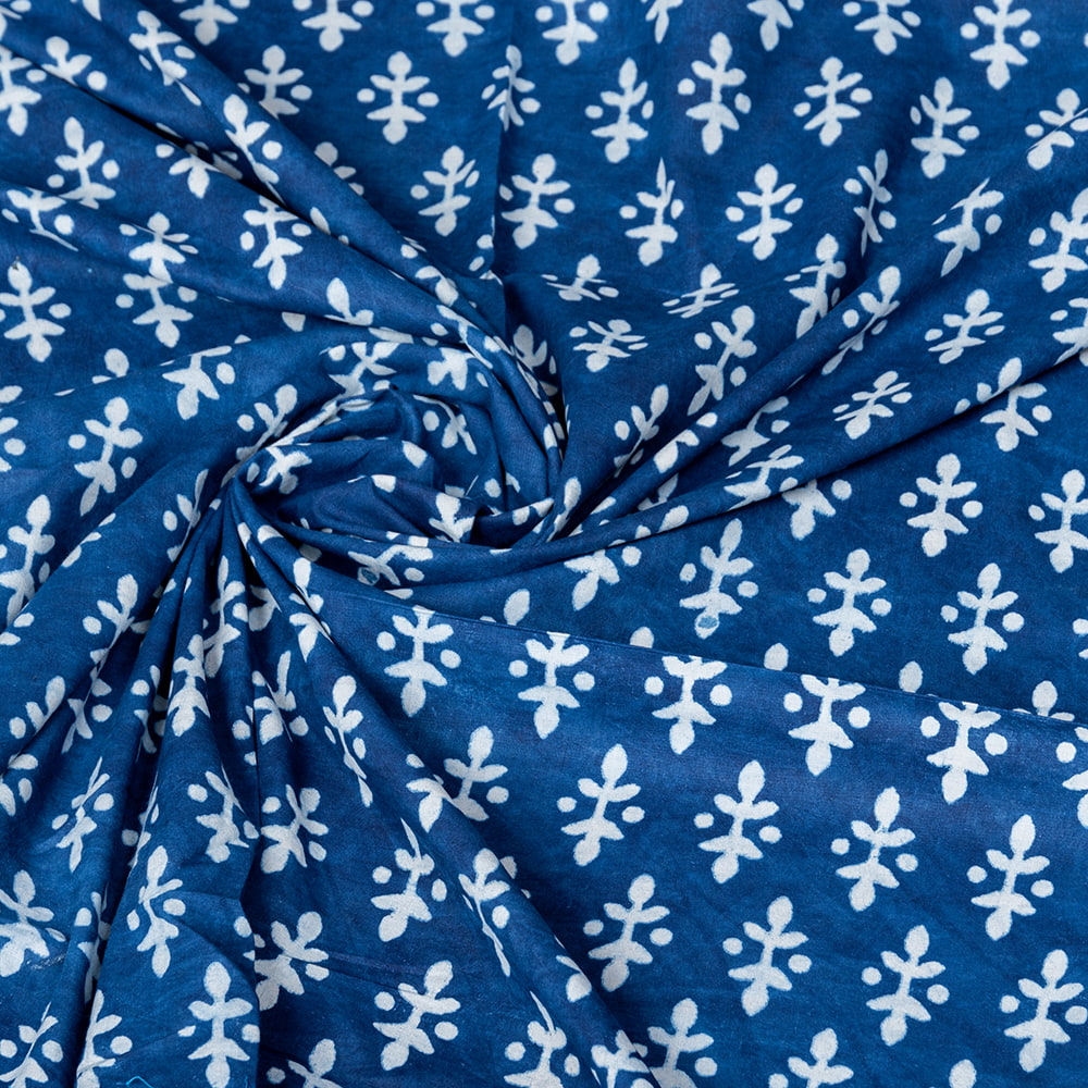 【5個セット】〔1m単位切り売り〕インドの伝統息づく　昔ながらの木版インディゴ藍染布　植物柄　ネイビー系〔幅約109cm〕4枚目の説明写真です