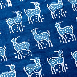 〔1m単位切り売り〕インドの伝統息づく　昔ながらの木版インディゴ藍染布　シカ　ネイビー系〔幅約109cm〕の商品写真