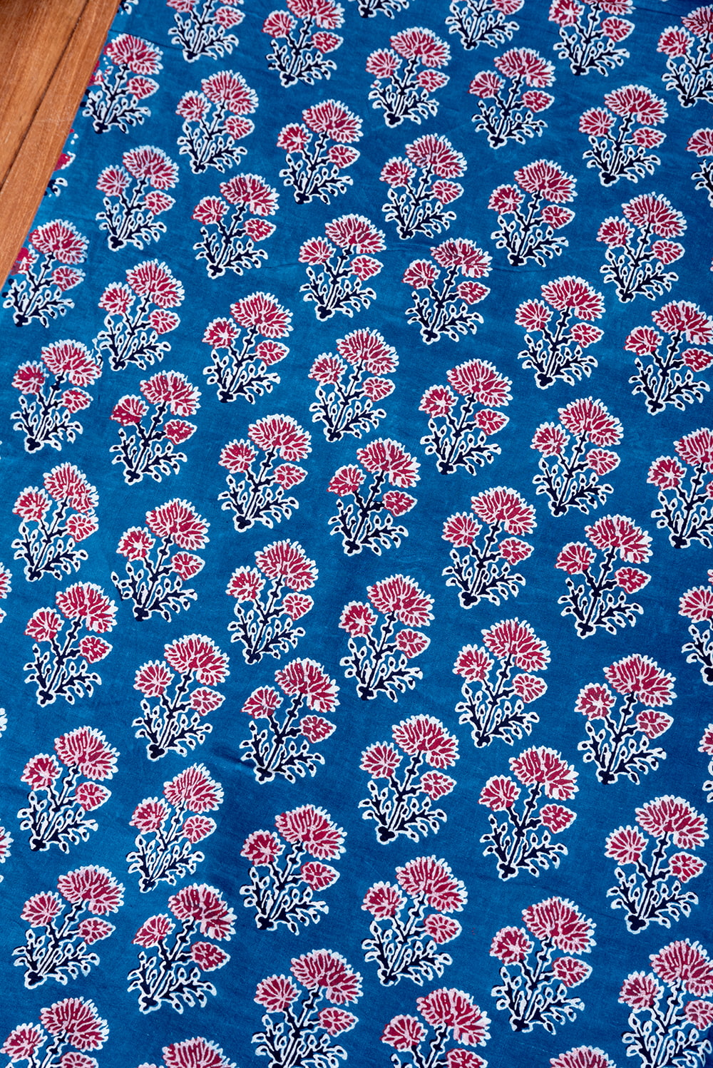 【5個セット】〔1m単位切り売り〕インドの伝統息づく　昔ながらのインディゴ藍染　ボタニカルデザイン布　ネイビー系〔幅約110cm〕6枚目の説明写真です