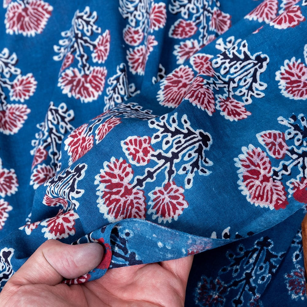 【5個セット】〔1m単位切り売り〕インドの伝統息づく　昔ながらのインディゴ藍染　ボタニカルデザイン布　ネイビー系〔幅約110cm〕7枚目の説明写真です