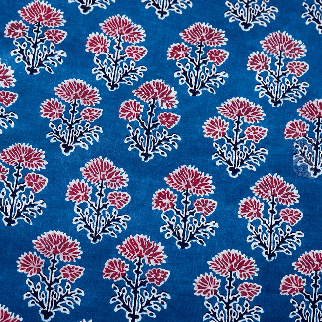 〔1m単位切り売り〕インドの伝統息づく　昔ながらのインディゴ藍染　ボタニカルデザイン布　ネイビー系〔幅約110cm〕の写真インディゴ,藍染,ボタニカル,唐草模様,切り売り　テーブルクロス　おしゃれ,量り売り布,アジア布 手芸