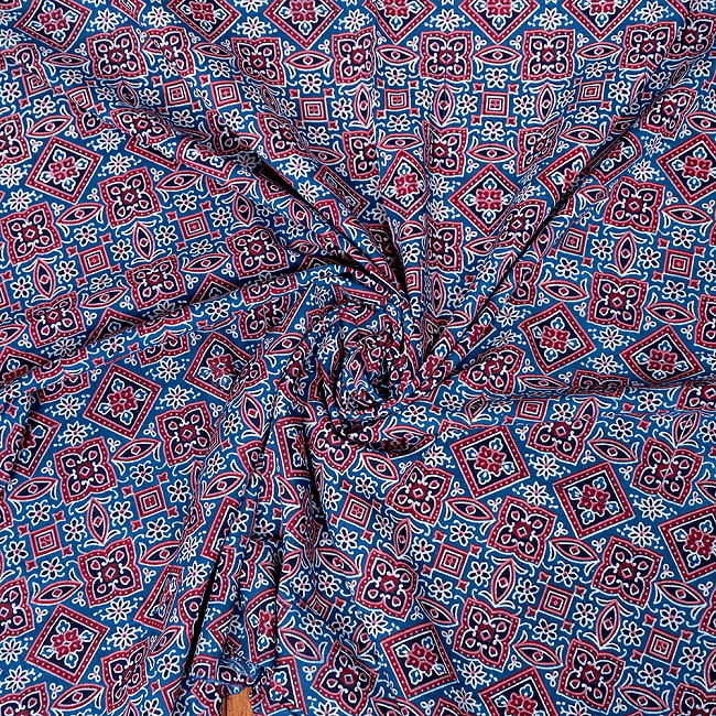 〔1m単位切り売り〕伝統アジュラックデザイン布　インディゴ染め　ネイビー系〔幅約109cm〕 4 - 拡大写真です