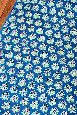 〔1m単位切り売り〕インドの伝統息づく　昔ながらのインディゴ藍染　ボタニカルデザイン布　ネイビー系〔幅約109cm〕 - サブ3