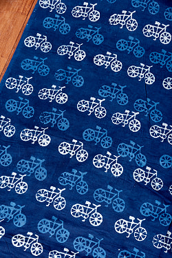 〔各色あり〕〔1m単位切り売り〕インドの伝統息づく　昔ながらの木版インディゴ藍染とグレーのダブプリント布　自転車〔幅約110cm〕 - サブ3