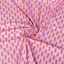 〔1m単位切り売り〕テキスタイルの伝統息づくインドから　昔ながらのボタニカル柄布　ピンク系〔幅約109cm〕(MB-RSCLTH-1684)